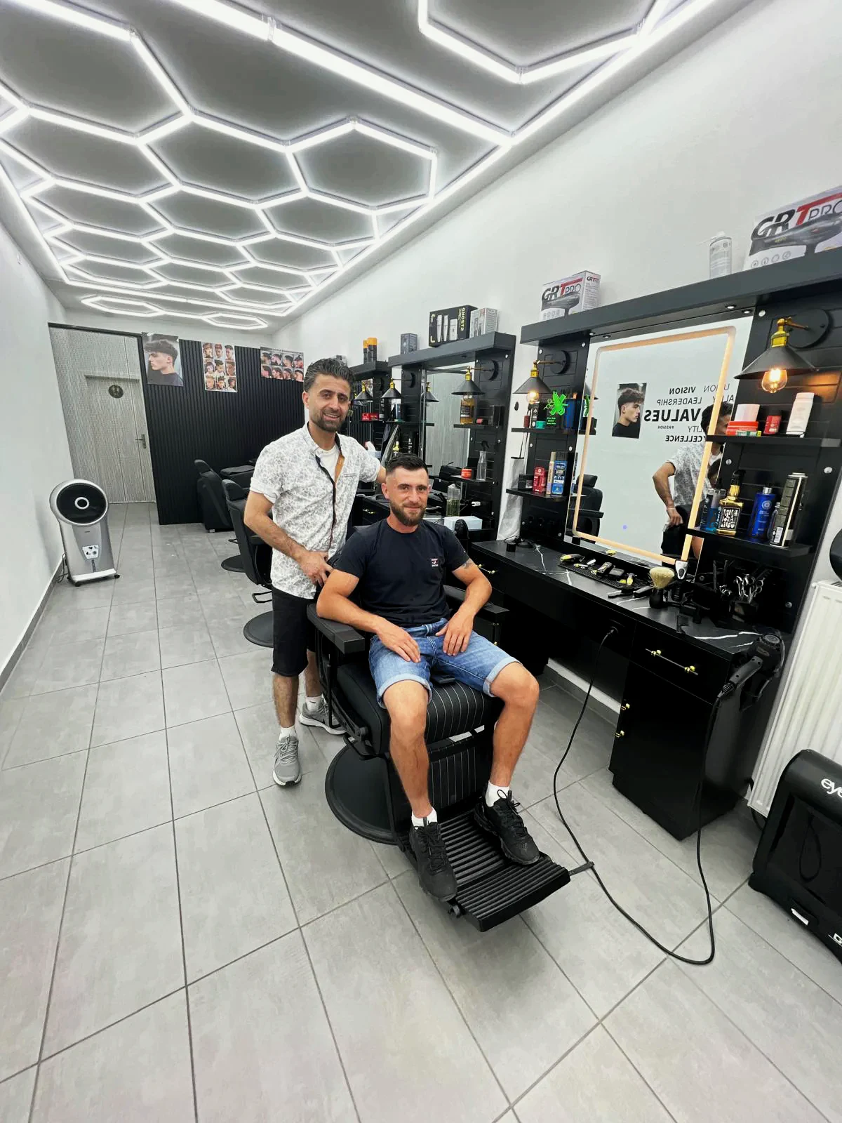 Barber und Kunde an einem Bedienplatz bei Fade And Blade